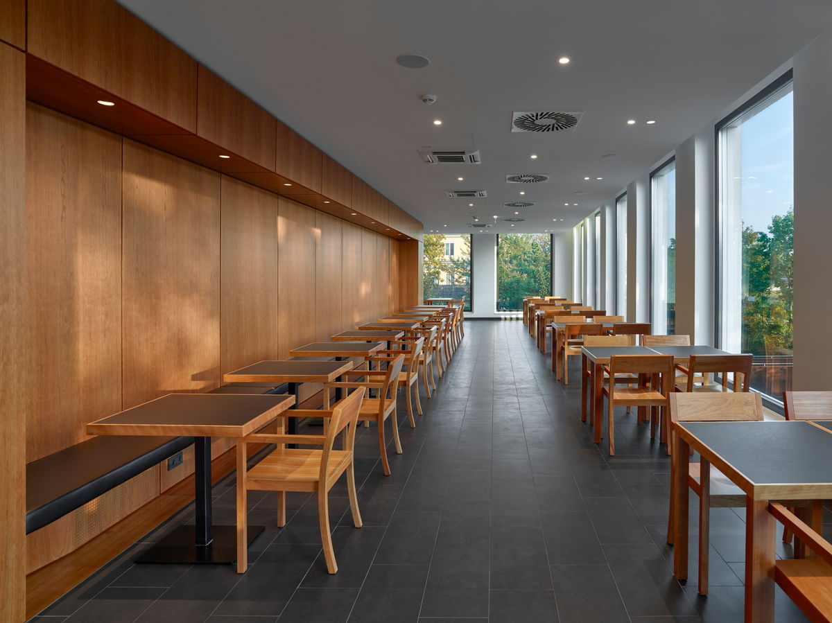 Restaurant "Mathis Kitchen" in Gallneukirchen, aus der Max Dudler Serie Stühle und Tische, Foto : Stefan Müller Fotografie, 2020